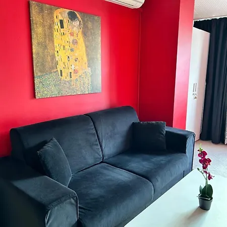 Palace Of The Parliament View,old City,waterfall Apartamento Bucarest