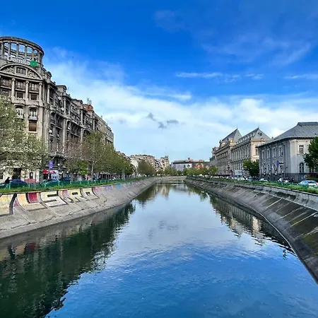 Palace Of The Parliament View,old City,waterfall Apartamento Bucarest
