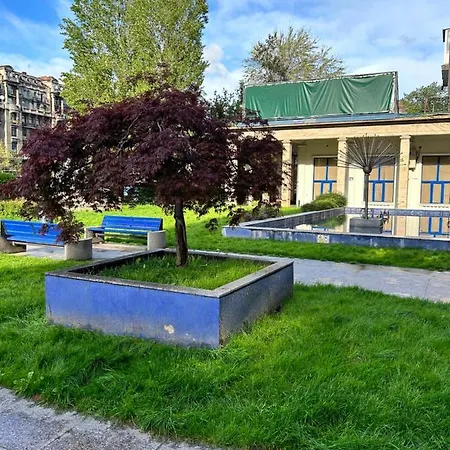 Palace Of The Parliament View,old City,waterfall Apartment