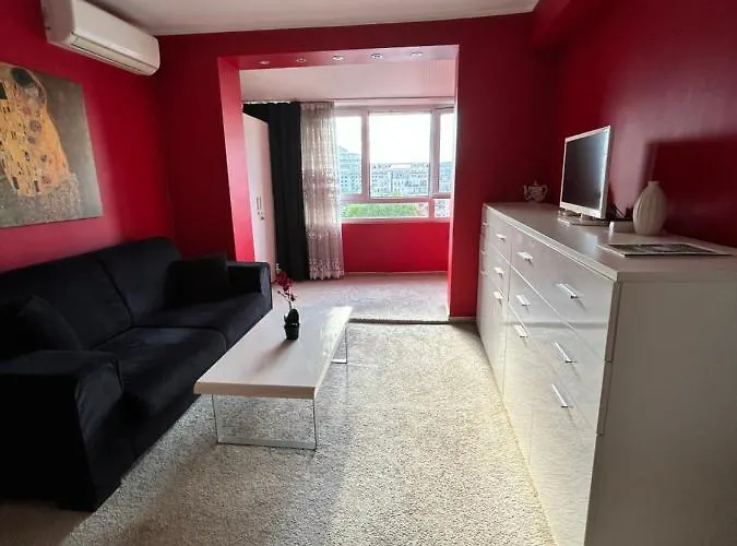 Palace Of The Parliament View,old City,waterfall Бухарест