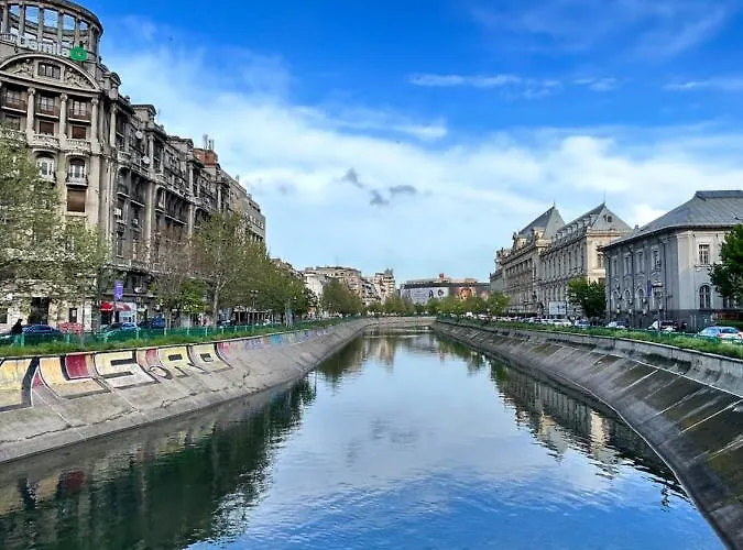 Palace Of The Parliament View,old City,waterfall Apartman Bukarest