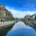 Palace Of The Parliament View,old City,waterfall アパート ブカレスト